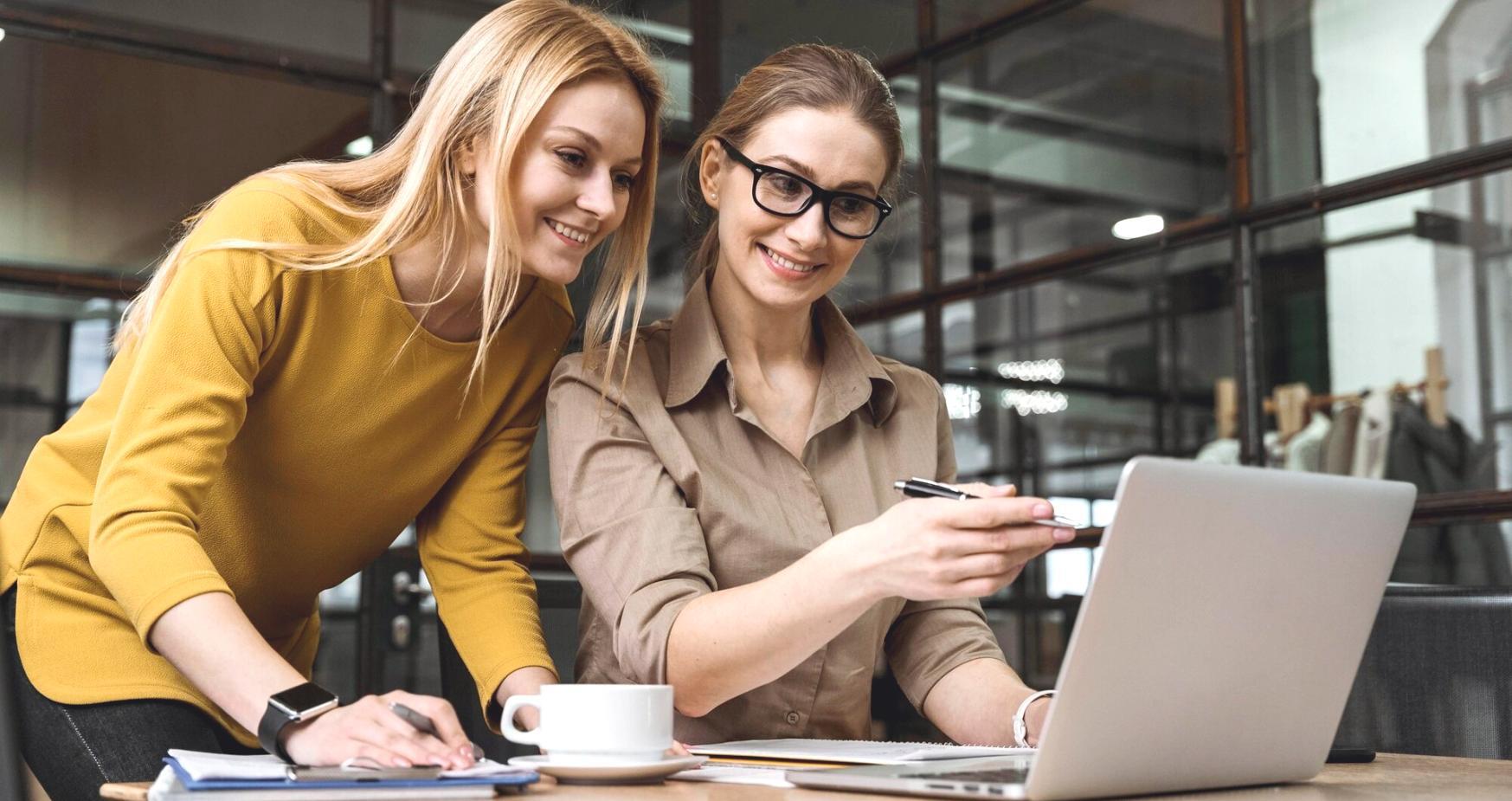 Detailierte Finanzanalyse und Budgetplanung im xyntheralux-Büro