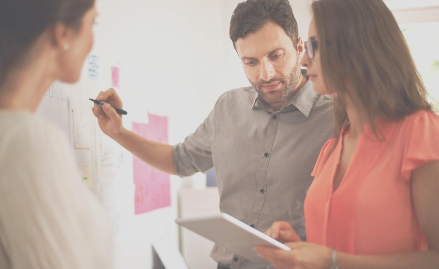 Strategische Beratungssitzung mit Fokus auf Budgetoptimierung