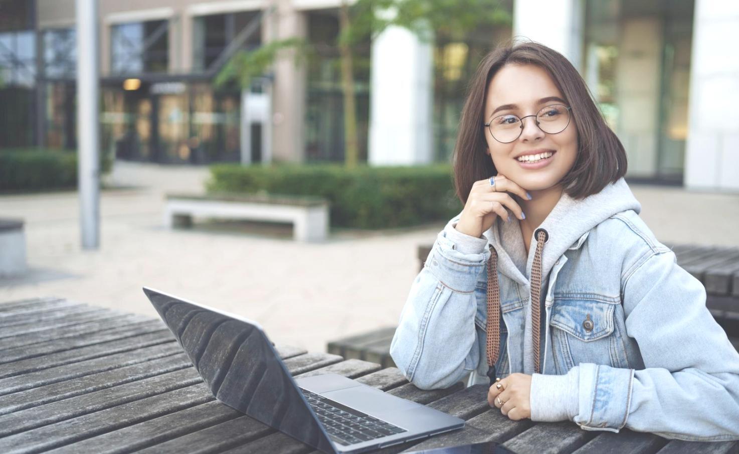 Moderne Büroräume von xyntheralux mit Blick auf strategische Planungsunterlagen